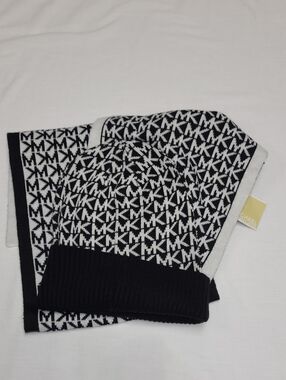NWT Michael Kors Black and White MK Logo Knit Hat & Scarf Set